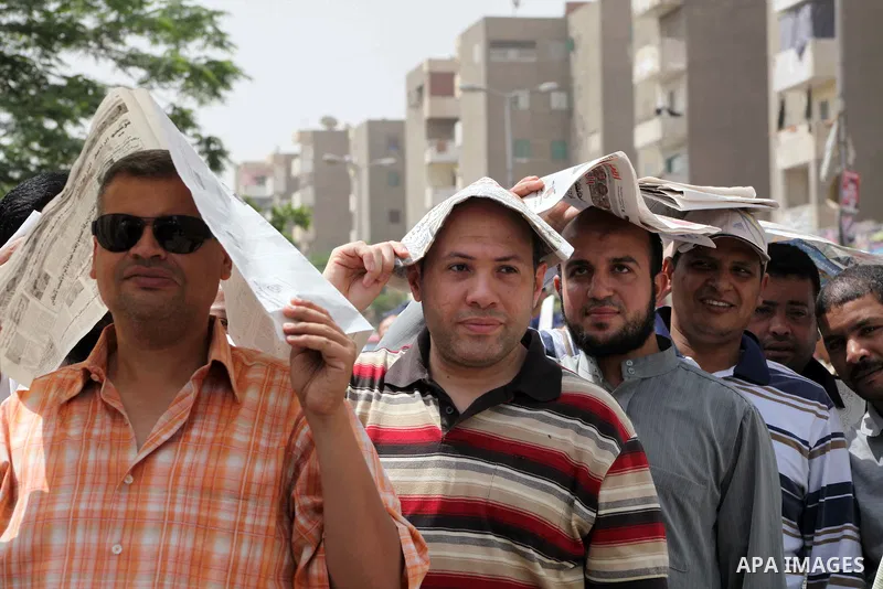 Hundreds of voters line up in front of one of the polling stations to cast their votes on the first day of the presidential elections in Cairo, Egypt, 23 May 2012. Egyptian voters, on 23 May, queued at polling stations f...