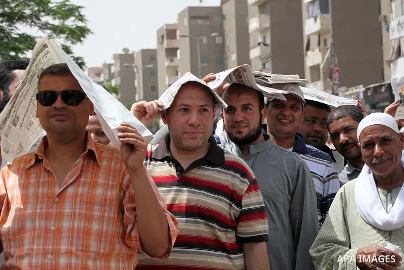 Hundreds of voters line up in front of one of the polling stations to cast their votes on the first day of the presidential elections in Cairo, Egypt, 23 May 2012. Egyptian voters, on 23 May, queued at polling stations f...