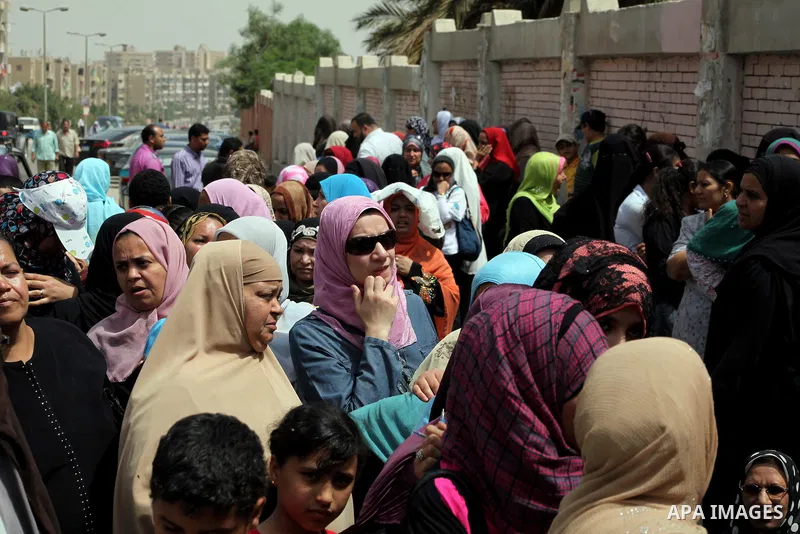 Hundreds of voters line up in front of one of the polling stations to cast their votes on the first day of the presidential elections in Cairo, Egypt, 23 May 2012. Egyptian voters, on 23 May, queued at polling stations f...