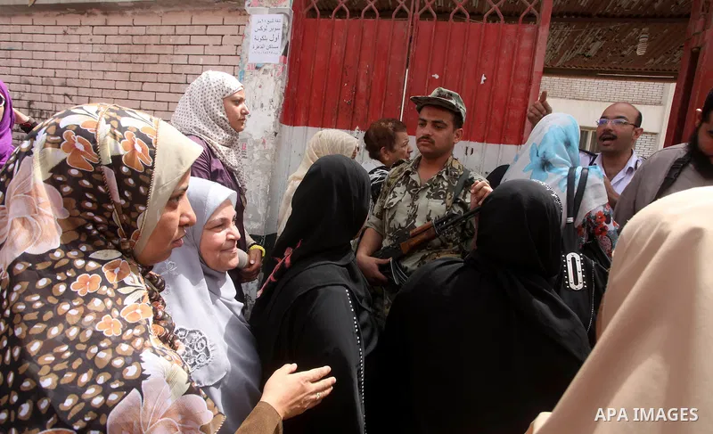 Hundreds of voters line up in front of one of the polling stations to cast their votes on the first day of the presidential elections in Cairo, Egypt, 23 May 2012. Egyptian voters, on 23 May, queued at polling stations f...
