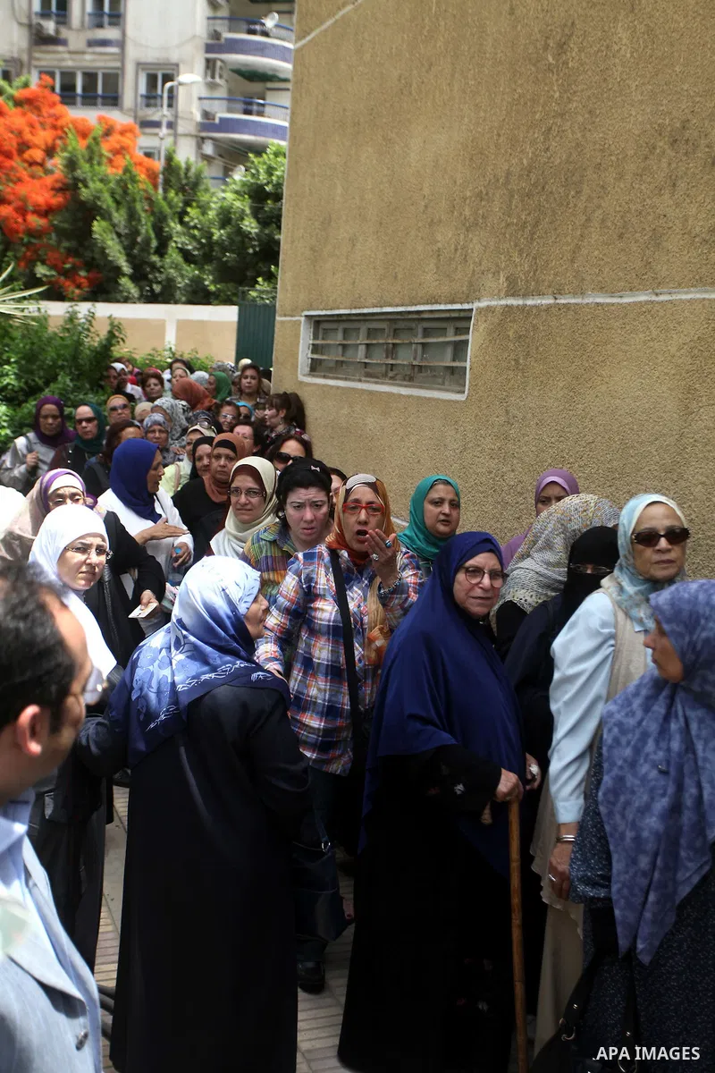 Hundreds of voters line up in front of one of the polling stations to cast their votes on the first day of the presidential elections in Cairo, Egypt, 23 May 2012. Egyptian voters, on 23 May, queued at polling stations f...