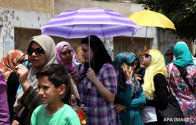 Hundreds of voters line up in front of one of the polling stations to cast their votes on the first day of the presidential elections in Cairo, Egypt, 23 May 2012. Egyptian voters, on 23 May, queued at polling stations f...
