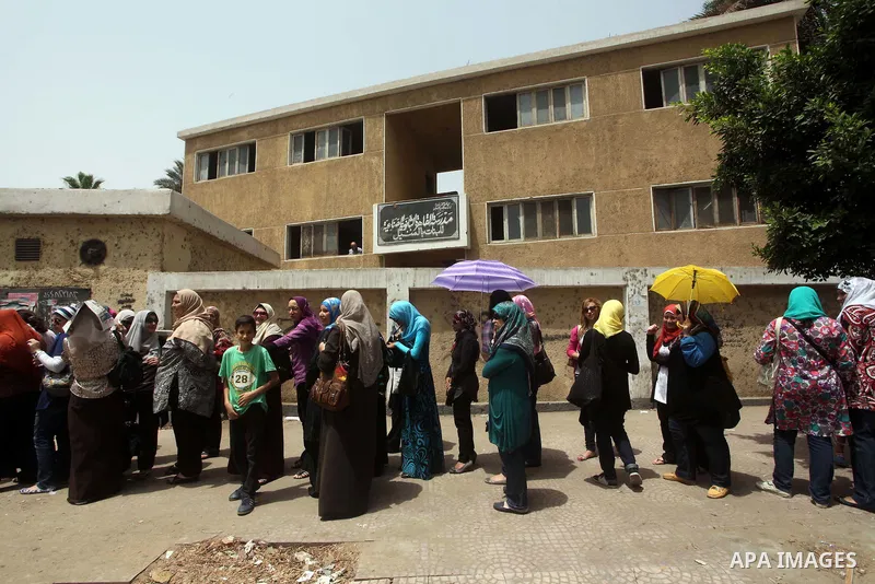 Hundreds of voters line up in front of one of the polling stations to cast their votes on the first day of the presidential elections in Cairo, Egypt, 23 May 2012. Egyptian voters, on 23 May, queued at polling stations f...