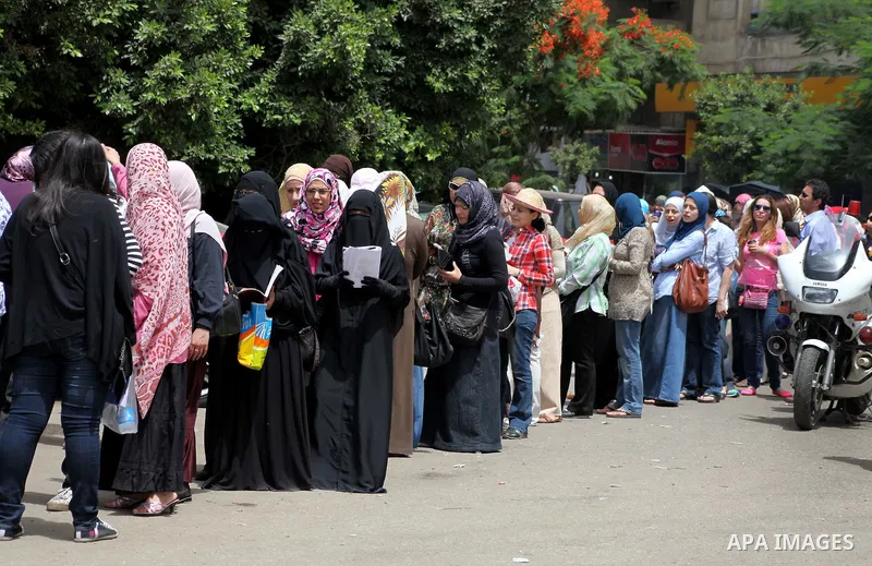 Hundreds of voters line up in front of one of the polling stations to cast their votes on the first day of the presidential elections in Cairo, Egypt, 23 May 2012. Egyptian voters, on 23 May, queued at polling stations f...