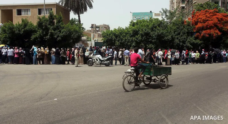 Hundreds of voters line up in front of one of the polling stations to cast their votes on the first day of the presidential elections in Cairo, Egypt, 23 May 2012. Egyptian voters, on 23 May, queued at polling stations f...