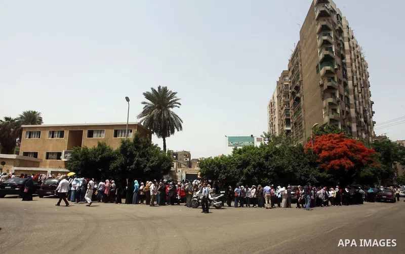 Hundreds of voters line up in front of one of the polling stations to cast their votes on the first day of the presidential elections in Cairo, Egypt, 23 May 2012. Egyptian voters, on 23 May, queued at polling stations f...