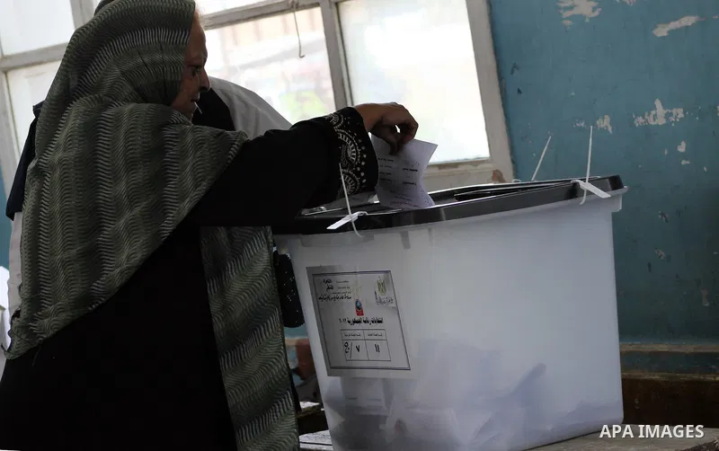 Egyptian voters cast their ballots at one of the polling stations, on the first day of the presidential elections in Cairo, Egypt, 23 May 2012. Egyptian voters, on 23 May, queued at polling stations for the first Preside...