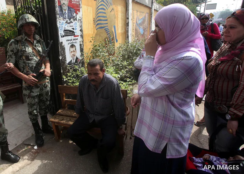 Hundreds of voters line up in front of one of the polling stations to cast their votes on the first day of the presidential elections in Cairo, Egypt, 23 May 2012. Egyptian voters, on 23 May, queued at polling stations f...