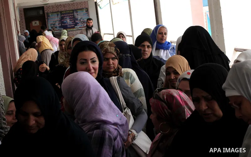 Hundreds of voters line up in front of one of the polling stations to cast their votes on the first day of the presidential elections in Cairo, Egypt, 23 May 2012. Egyptian voters, on 23 May, queued at polling stations f...