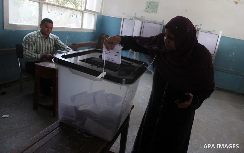 Egyptian voters cast their ballots at one of the polling stations, on the first day of the presidential elections in Cairo, Egypt, 23 May 2012. Egyptian voters, on 23 May, queued at polling stations for the first Preside...