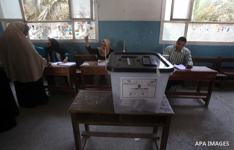 Egyptian voters cast their ballots at one of the polling stations, on the first day of the presidential elections in Cairo, Egypt, 23 May 2012. Egyptian voters, on 23 May, queued at polling stations for the first Preside...