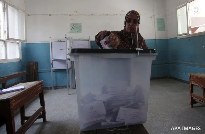 Egyptian voters cast their ballots at one of the polling stations, on the first day of the presidential elections in Cairo, Egypt, 23 May 2012. Egyptian voters, on 23 May, queued at polling stations for the first Preside...