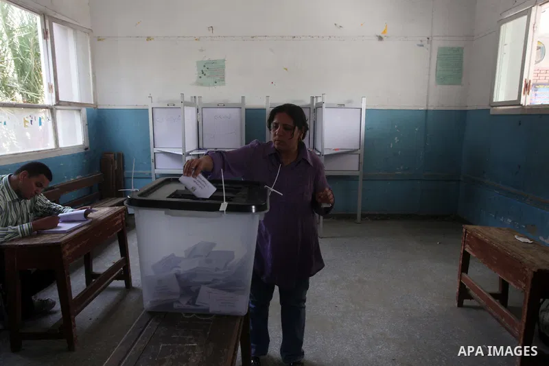 Egyptian voters cast their ballots at one of the polling stations, on the first day of the presidential elections in Cairo, Egypt, 23 May 2012. Egyptian voters, on 23 May, queued at polling stations for the first Preside...