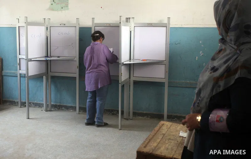 Egyptian voters cast their ballots at one of the polling stations, on the first day of the presidential elections in Cairo, Egypt, 23 May 2012. Egyptian voters, on 23 May, queued at polling stations for the first Preside...