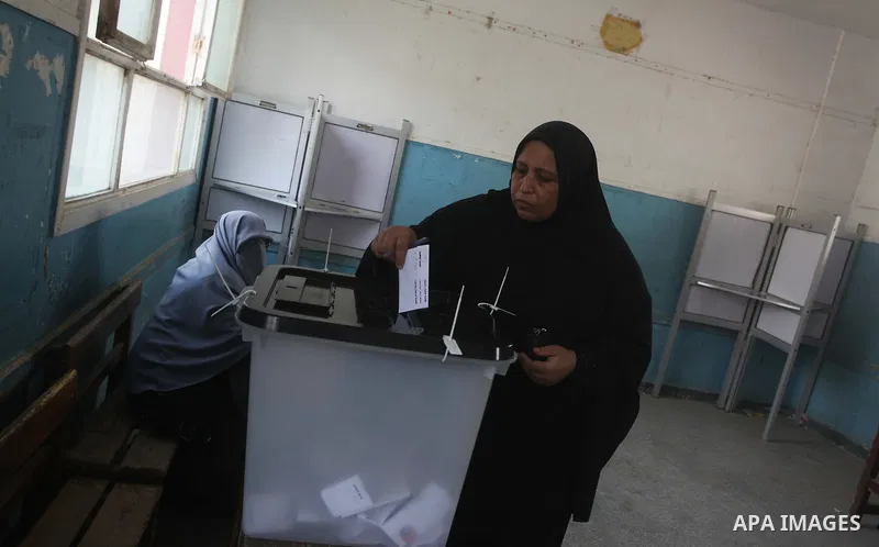 Egyptian voters cast their ballots at one of the polling stations, on the first day of the presidential elections in Cairo, Egypt, 23 May 2012. Egyptian voters, on 23 May, queued at polling stations for the first Preside...
