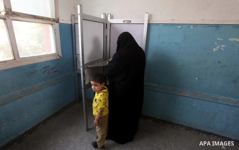 Egyptian voters cast their ballots at one of the polling stations, on the first day of the presidential elections in Cairo, Egypt, 23 May 2012. Egyptian voters, on 23 May, queued at polling stations for the first Preside...