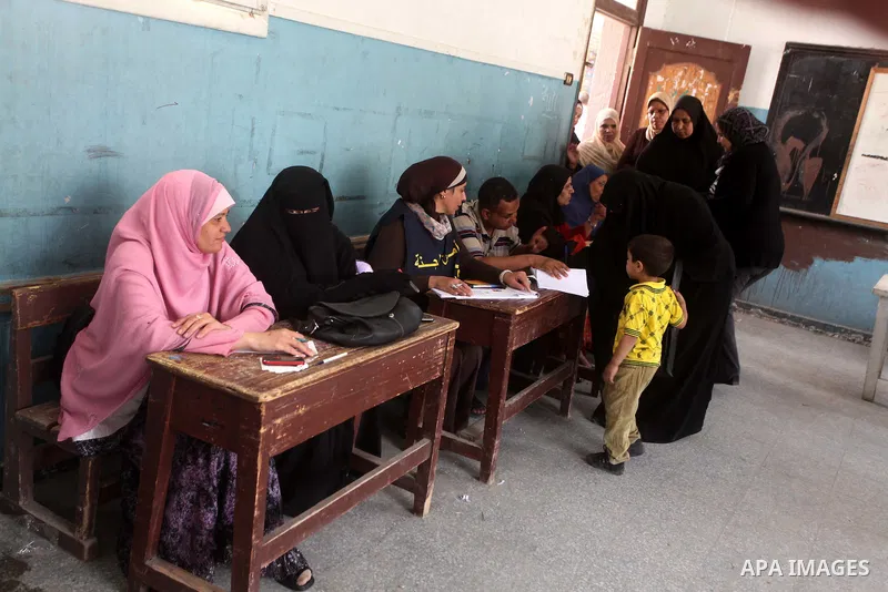 Egyptian voters cast their ballots at one of the polling stations, on the first day of the presidential elections in Cairo, Egypt, 23 May 2012. Egyptian voters, on 23 May, queued at polling stations for the first Preside...