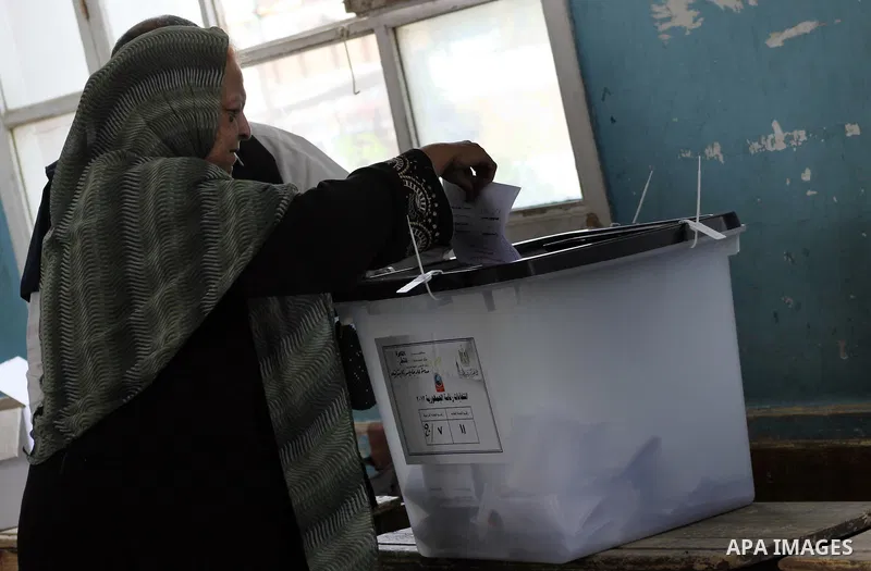 Egyptian voters cast their ballots at one of the polling stations, on the first day of the presidential elections in Cairo, Egypt, 23 May 2012. Egyptian voters, on 23 May, queued at polling stations for the first Preside...