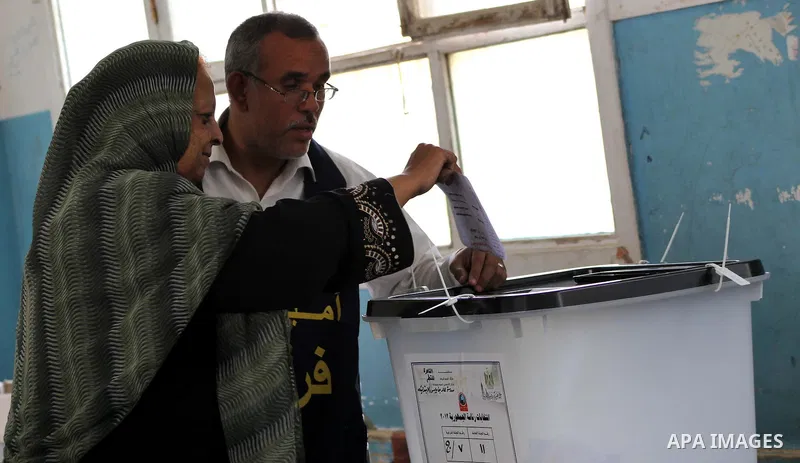 Egyptian voters cast their ballots at one of the polling stations, on the first day of the presidential elections in Cairo, Egypt, 23 May 2012. Egyptian voters, on 23 May, queued at polling stations for the first Preside...