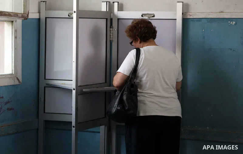 Egyptian voters cast their ballots at one of the polling stations, on the first day of the presidential elections in Cairo, Egypt, 23 May 2012. Egyptian voters, on 23 May, queued at polling stations for the first Preside...