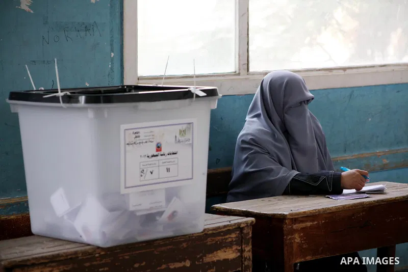 Egyptian voters cast their ballots at one of the polling stations, on the first day of the presidential elections in Cairo, Egypt, 23 May 2012. Egyptian voters, on 23 May, queued at polling stations for the first Preside...