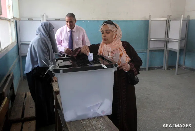 Egyptian voters cast their ballots at one of the polling stations, on the first day of the presidential elections in Cairo, Egypt, 23 May 2012. Egyptian voters, on 23 May, queued at polling stations for the first Preside...