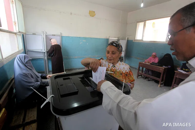 Egyptian voters cast their ballots at one of the polling stations, on the first day of the presidential elections in Cairo, Egypt, 23 May 2012. Egyptian voters, on 23 May, queued at polling stations for the first Preside...