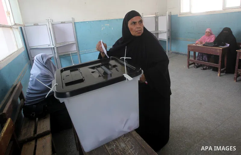 Egyptian voters cast their ballots at one of the polling stations, on the first day of the presidential elections in Cairo, Egypt, 23 May 2012. Egyptian voters, on 23 May, queued at polling stations for the first Preside...