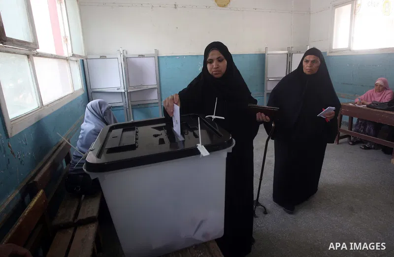 Egyptian voters cast their ballots at one of the polling stations, on the first day of the presidential elections in Cairo, Egypt, 23 May 2012. Egyptian voters, on 23 May, queued at polling stations for the first Preside...