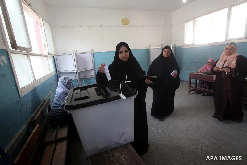 Egyptian voters cast their ballots at one of the polling stations, on the first day of the presidential elections in Cairo, Egypt, 23 May 2012. Egyptian voters, on 23 May, queued at polling stations for the first Preside...