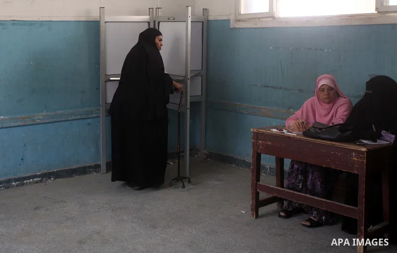 Egyptian voters cast their ballots at one of the polling stations, on the first day of the presidential elections in Cairo, Egypt, 23 May 2012. Egyptian voters, on 23 May, queued at polling stations for the first Preside...
