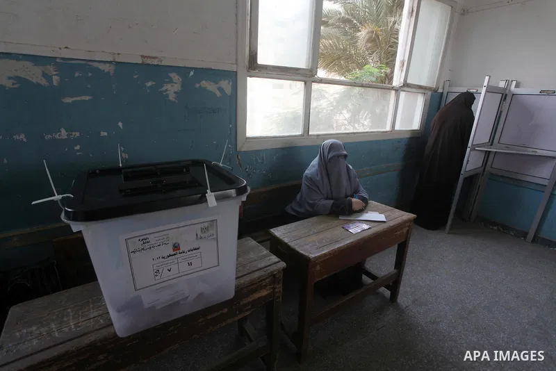 Egyptian voters cast their ballots at one of the polling stations, on the first day of the presidential elections in Cairo, Egypt, 23 May 2012. Egyptian voters, on 23 May, queued at polling stations for the first Preside...