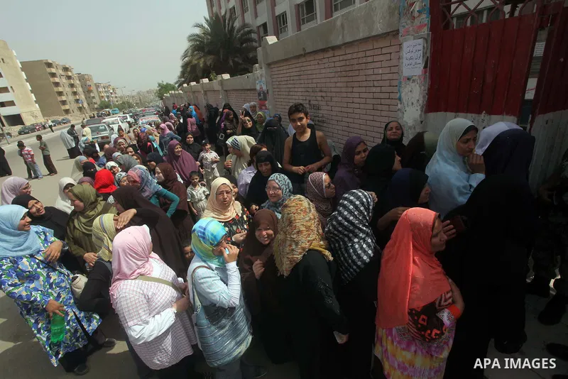 Hundreds of voters line up in front of one of the polling stations to cast their votes on the first day of the presidential elections in Cairo, Egypt, 23 May 2012. Egyptian voters, on 23 May, queued at polling stations f...
