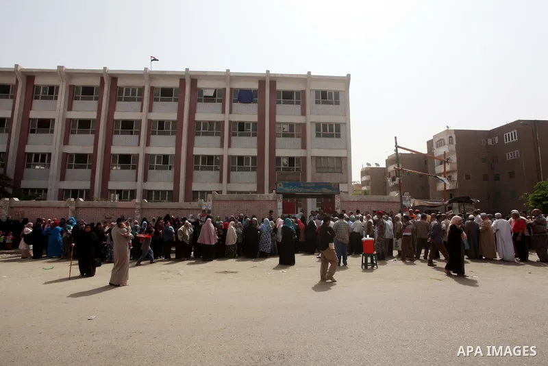 Hundreds of voters line up in front of one of the polling stations to cast their votes on the first day of the presidential elections in Cairo, Egypt, 23 May 2012. Egyptian voters, on 23 May, queued at polling stations f...