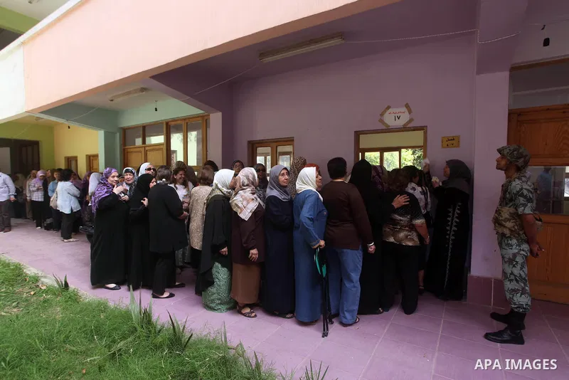 Hundreds of voters line up in front of one of the polling stations to cast their votes on the first day of the presidential elections in Cairo, Egypt, 23 May 2012. Egyptian voters, on 23 May, queued at polling stations f...
