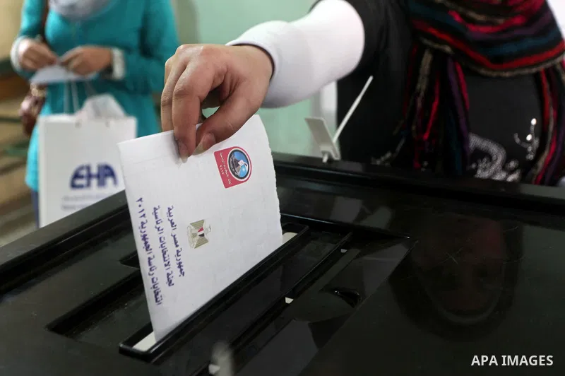 An Egyptian voter casts her ballots at one of the polling stations, on the first day of the presidential elections in Cairo, Egypt, 23 May 2012. Egyptian voters, on 23 May, queued at polling stations for the first Presid...