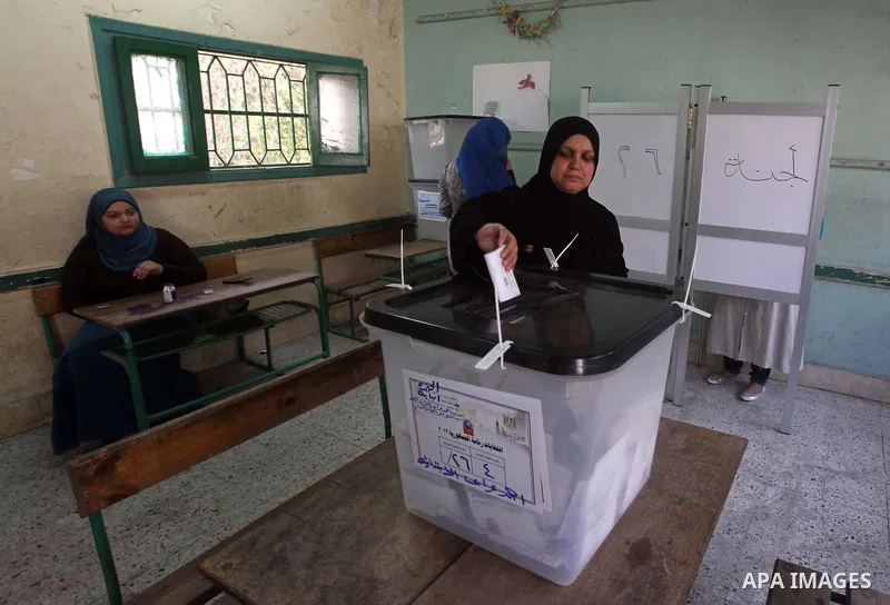 An Egyptian voter casts her ballots at one of the polling stations, on the first day of the presidential elections in Cairo, Egypt, 23 May 2012. Egyptian voters, on 23 May, queued at polling stations for the first Presid...