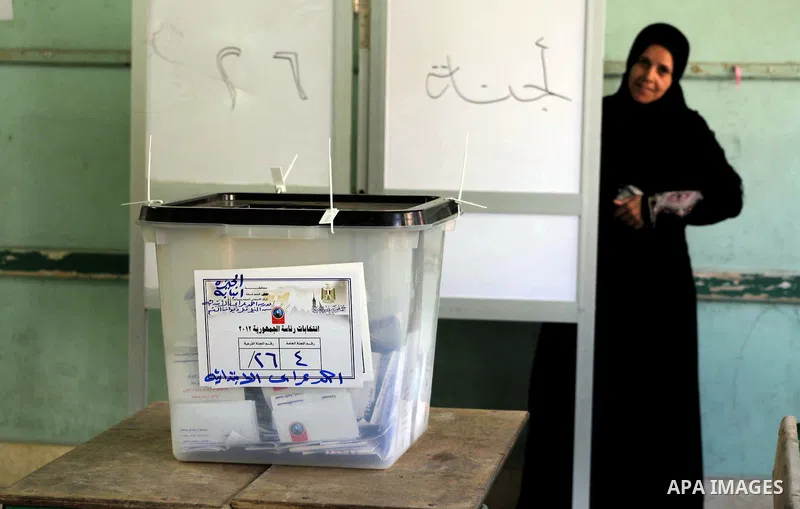 An Egyptian voter casts her ballots at one of the polling stations, on the first day of the presidential elections in Cairo, Egypt, 23 May 2012. Egyptian voters, on 23 May, queued at polling stations for the first Presid...