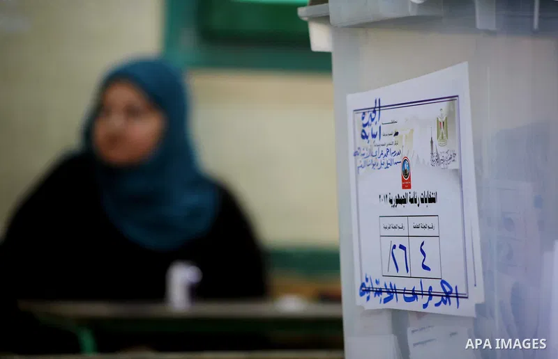 An Egyptian voter casts her ballots at one of the polling stations, on the first day of the presidential elections in Cairo, Egypt, 23 May 2012. Egyptian voters, on 23 May, queued at polling stations for the first Presid...