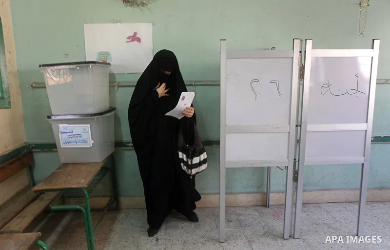 An Egyptian voter casts her ballots at one of the polling stations, on the first day of the presidential elections in Cairo, Egypt, 23 May 2012. Egyptian voters, on 23 May, queued at polling stations for the first Presid...