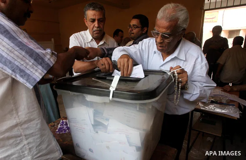 An Egyptian voter casts his ballots at one of the polling stations, on the first day of the presidential elections in Cairo, Egypt, 23 May 2012. Egyptian voters, on 23 May, queued at polling stations for the first Presid...