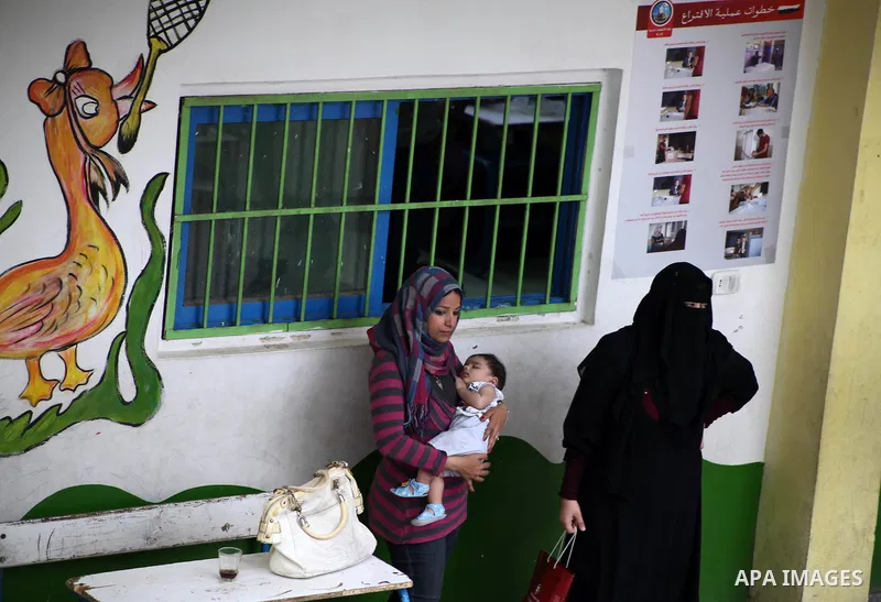 Hundreds of voters line up in front of one of the polling stations to cast their votes on the first day of the presidential elections in Cairo, Egypt, 23 May 2012. Egyptian voters, on 23 May, queued at polling stations f...