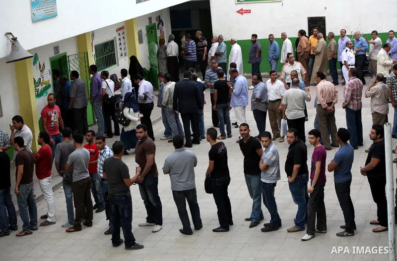 Hundreds of voters line up in front of one of the polling stations to cast their votes on the first day of the presidential elections in Cairo, Egypt, 23 May 2012. Egyptian voters, on 23 May, queued at polling stations f...