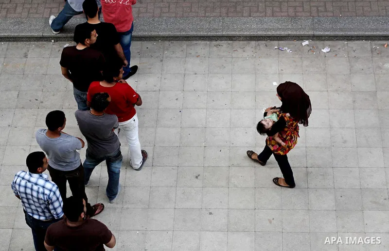 Hundreds of voters line up in front of one of the polling stations to cast their votes on the first day of the presidential elections in Cairo, Egypt, 23 May 2012. Egyptian voters, on 23 May, queued at polling stations f...