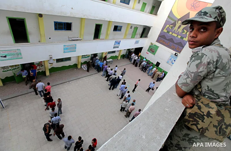 Hundreds of voters line up in front of one of the polling stations to cast their votes on the first day of the presidential elections in Cairo, Egypt, 23 May 2012. Egyptian voters, on 23 May, queued at polling stations f...
