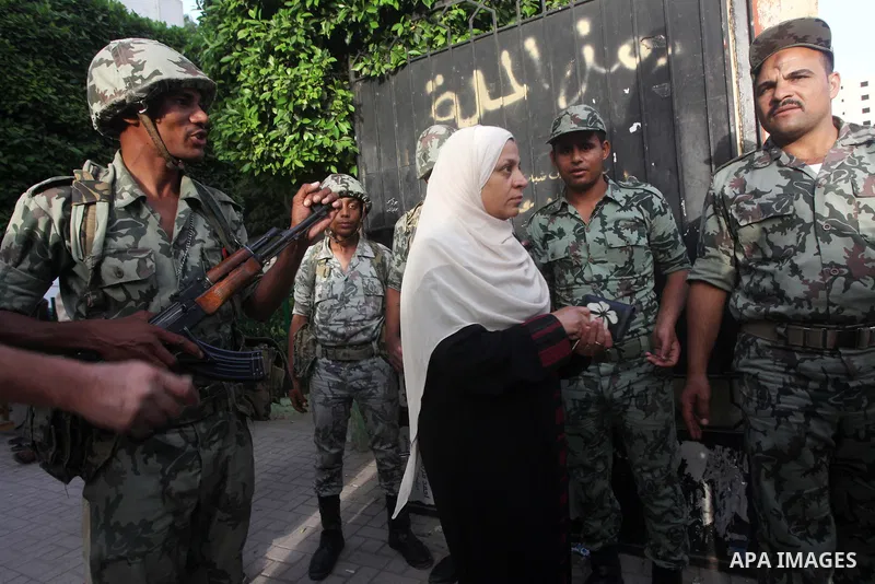 Hundreds of voters line up in front of one of the polling stations to cast their votes on the first day of the presidential elections in Cairo, Egypt, 23 May 2012. Egyptian voters, on 23 May, queued at polling stations f...