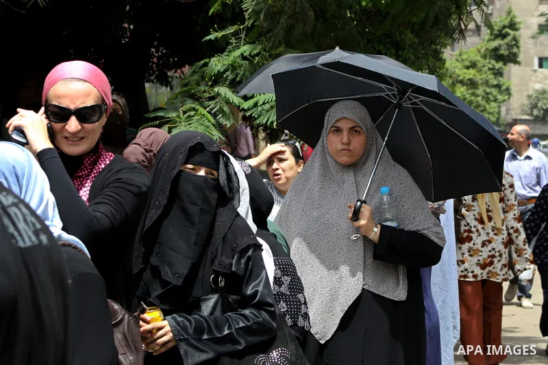 Hundreds of voters line up in front of one of the polling stations to cast their votes on the first day of the presidential elections in Cairo, Egypt, 23 May 2012. Egyptian voters, on 23 May, queued at polling stations f...