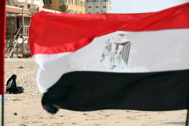 Palestinian holds a Palestinian and Egyptian flags on his boat at the beach of Gaza city on 24 May 2012, in the first Egyptian Presidential election since the ouster of former president Hosni Mubarak in February 2011. Ph...