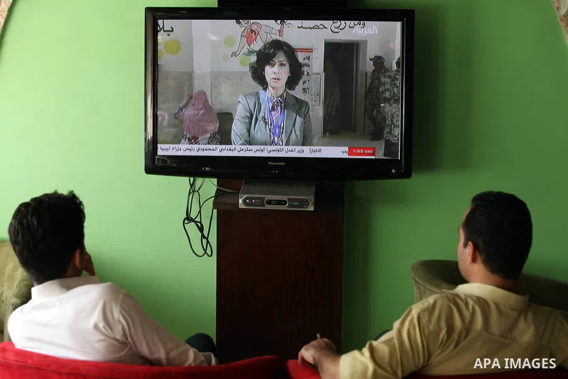 Palestinians follow closely the news of Egypt on the second day of the presidential elections in Gaza, 24 May 2012 in the first Egyptian Presidential election since the ouster of former president Hosni Mubarak in Februar...