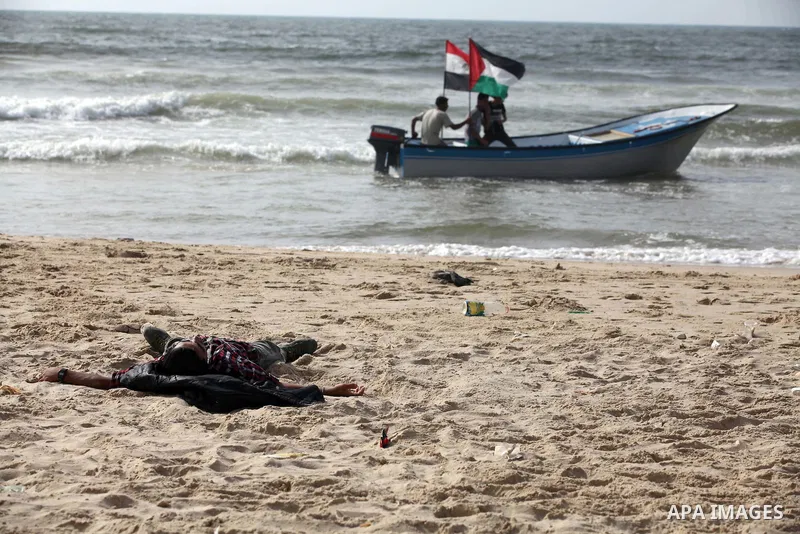Palestinian holds a Palestinian and Egyptian flags on his boat at the beach of Gaza city on 24 May 2012, in the first Egyptian Presidential election since the ouster of former president Hosni Mubarak in February 2011. Ph...